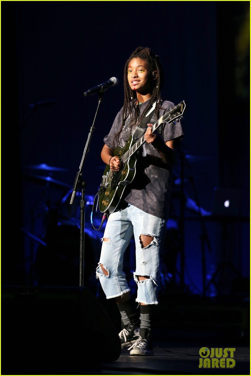 willow smith performs at nyx professional makeup face awards 2017 08