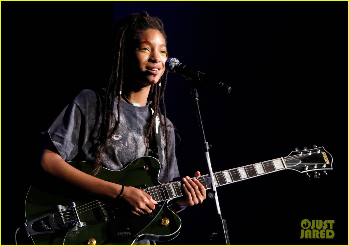 willow smith performs at nyx professional makeup face awards 2017 15