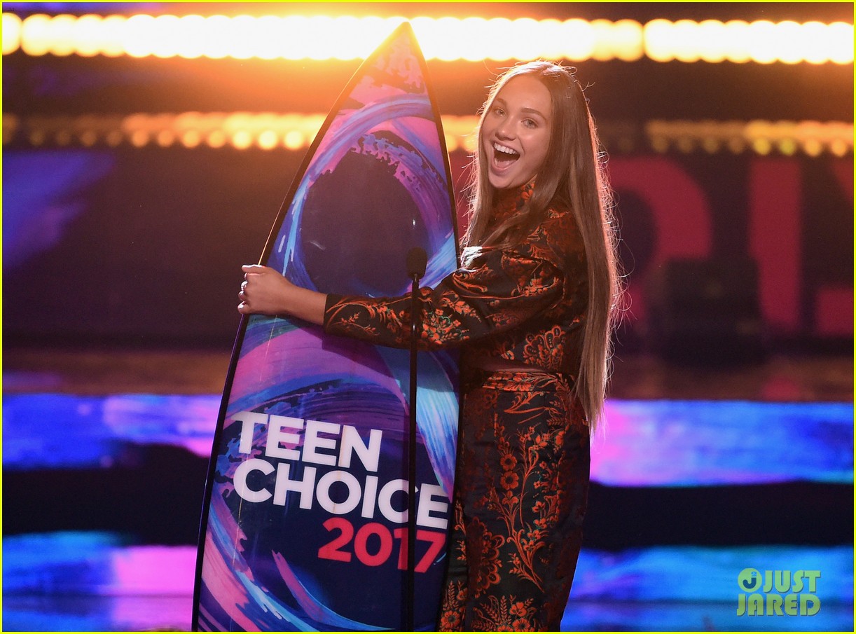 maddie ziegler wins choice dancer at the teen choice awards 2017 09