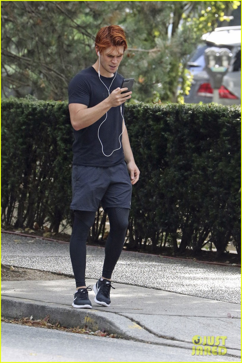 kj apa spotted working out following his car accident 03