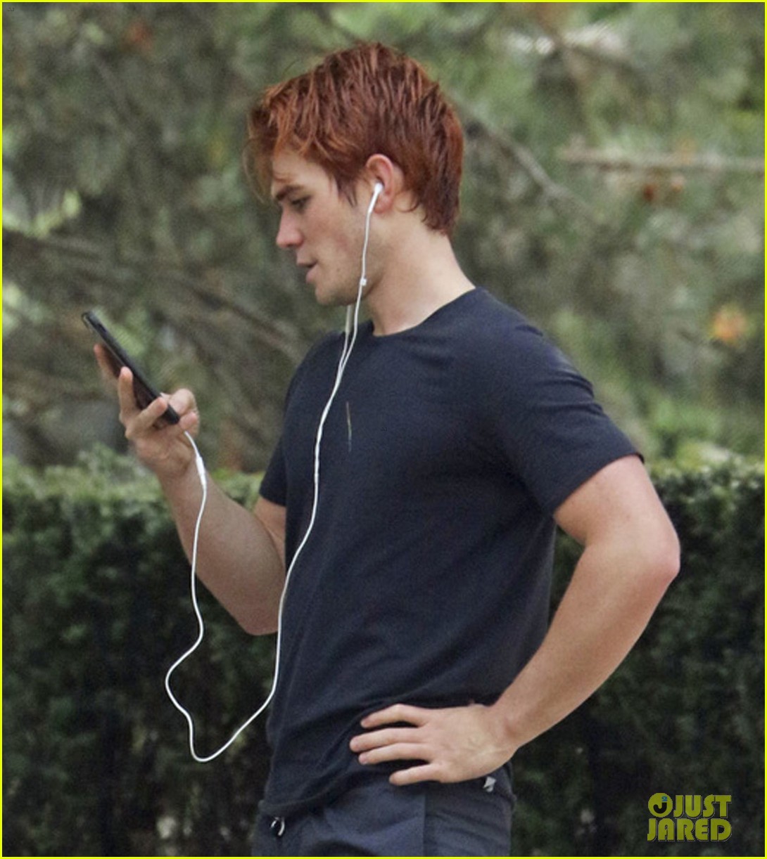 kj apa spotted working out following his car accident 04