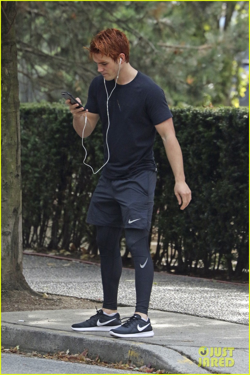 kj apa spotted working out following his car accident 05