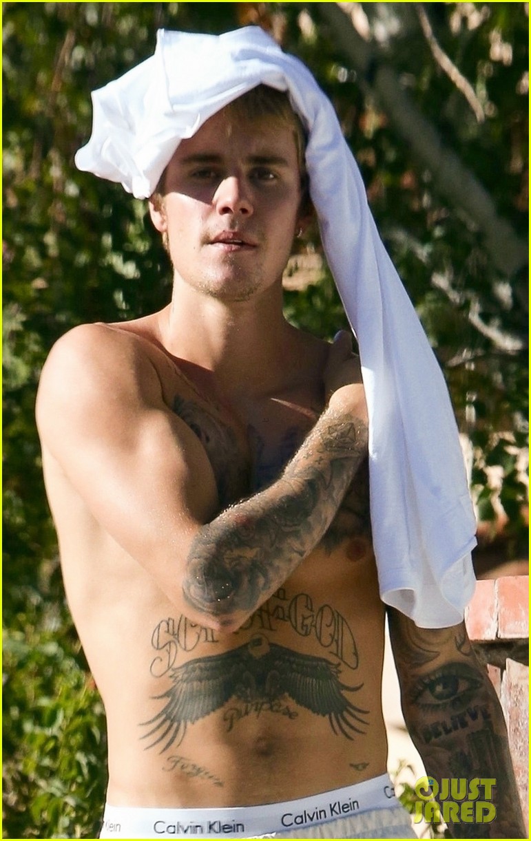 justin bieber goes shirtless and flashes his abs during walk around la 01