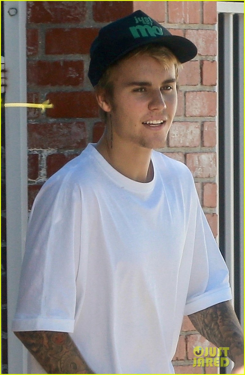 justin bieber goes shirtless and flashes his abs during walk around la 03