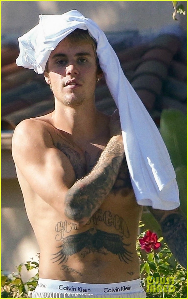 justin bieber goes shirtless and flashes his abs during walk around la 05