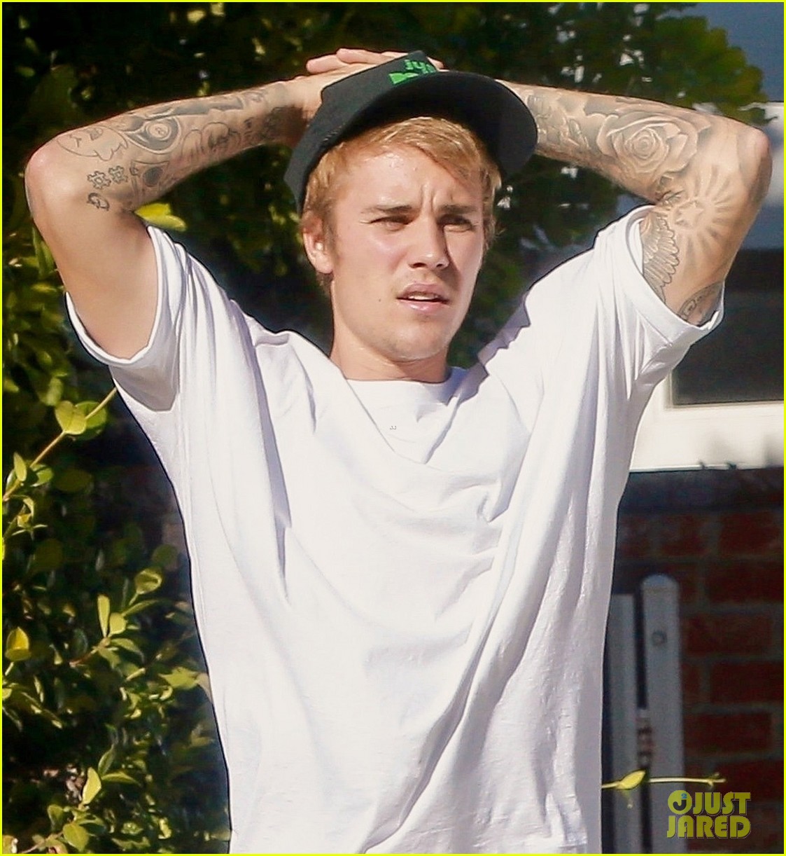 justin bieber goes shirtless and flashes his abs during walk around la 07
