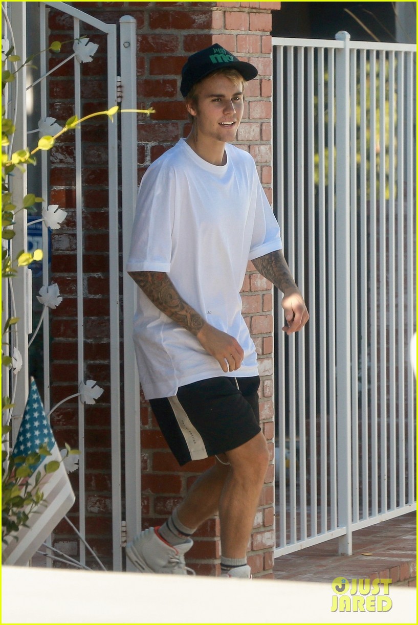 justin bieber goes shirtless and flashes his abs during walk around la 08
