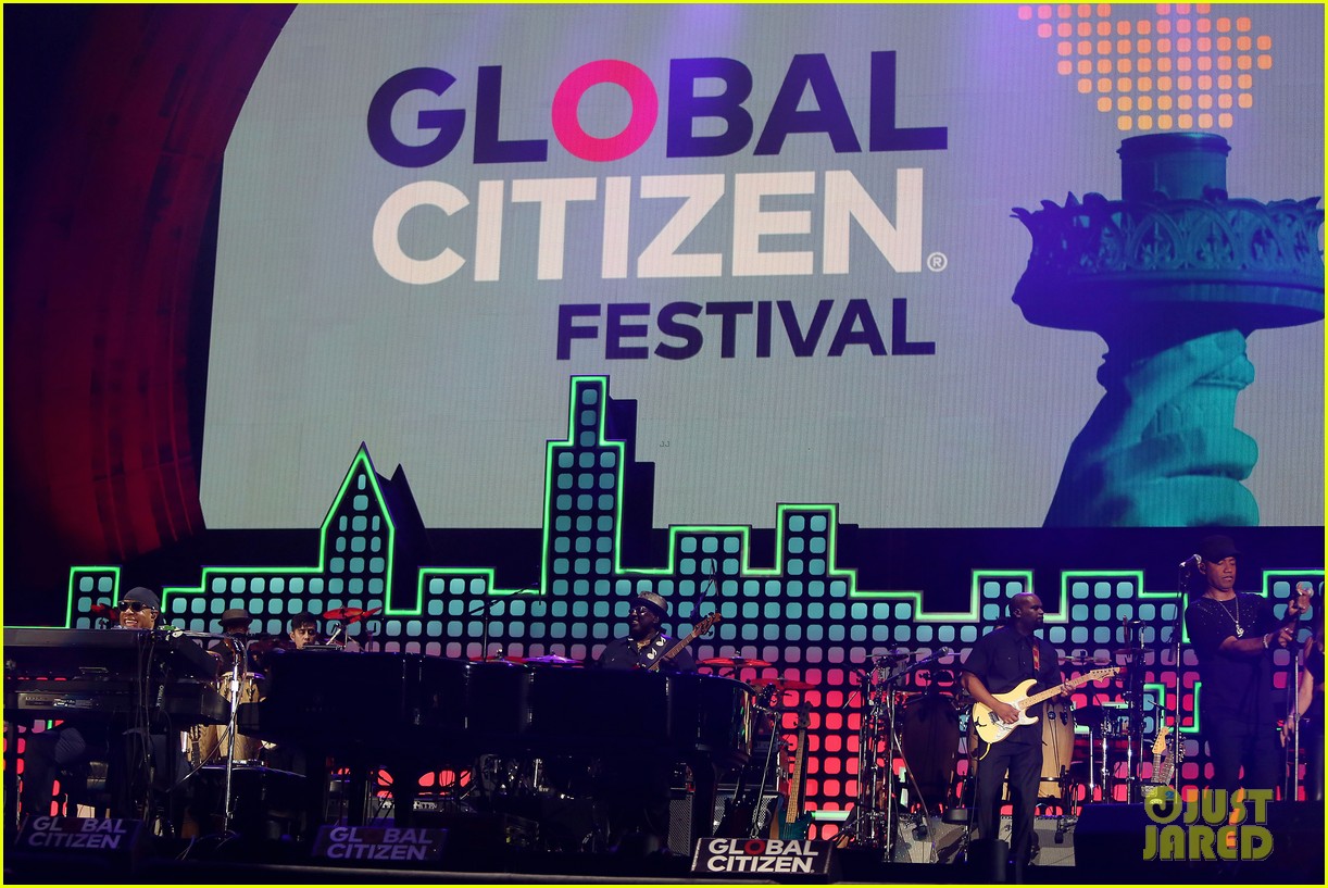 priyanka chopra hosts global citizen festival with lupita nyongo 39