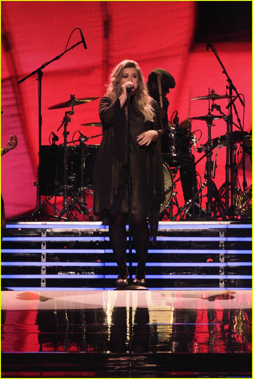 kelly clarkson and vanessa hudgens inspire youth at we day 12