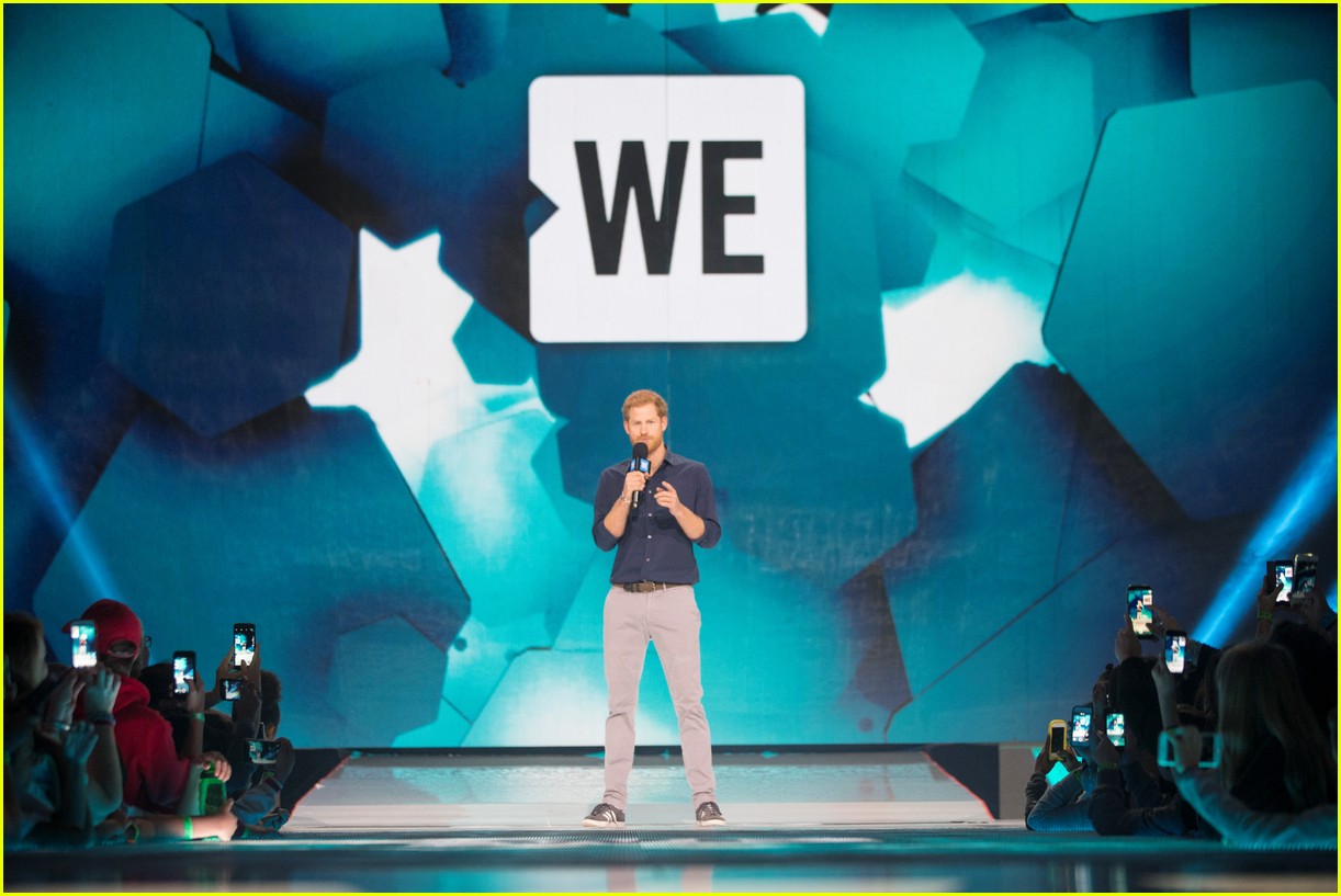 kelly clarkson and vanessa hudgens inspire youth at we day 18