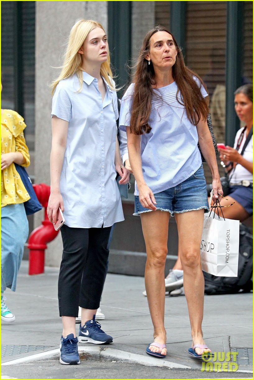 elle fanning and her mom are two peas in a pod 01