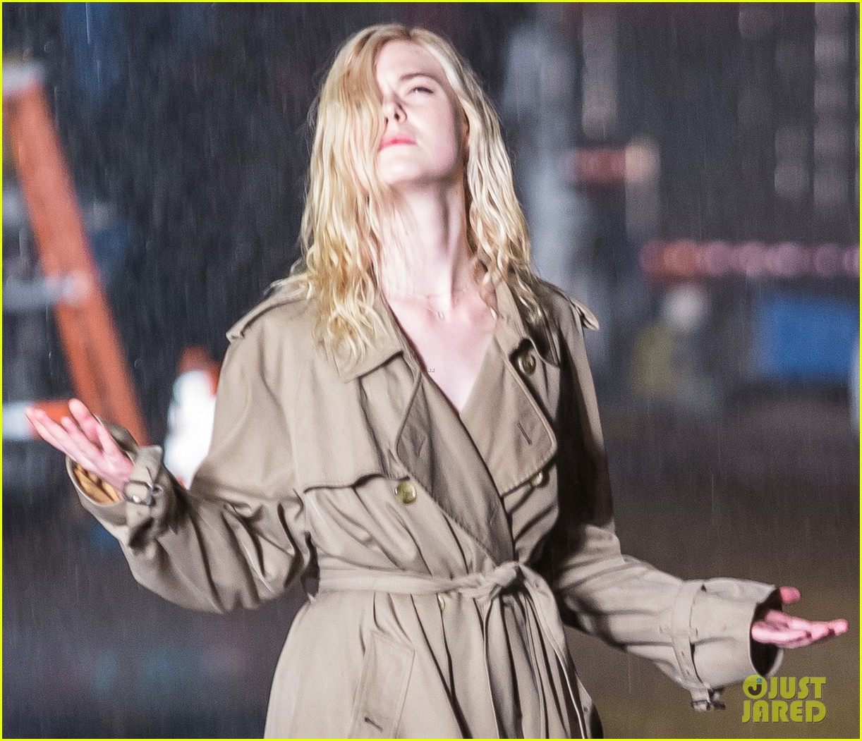 elle fanning braves the rain while filming woody allen movie 02