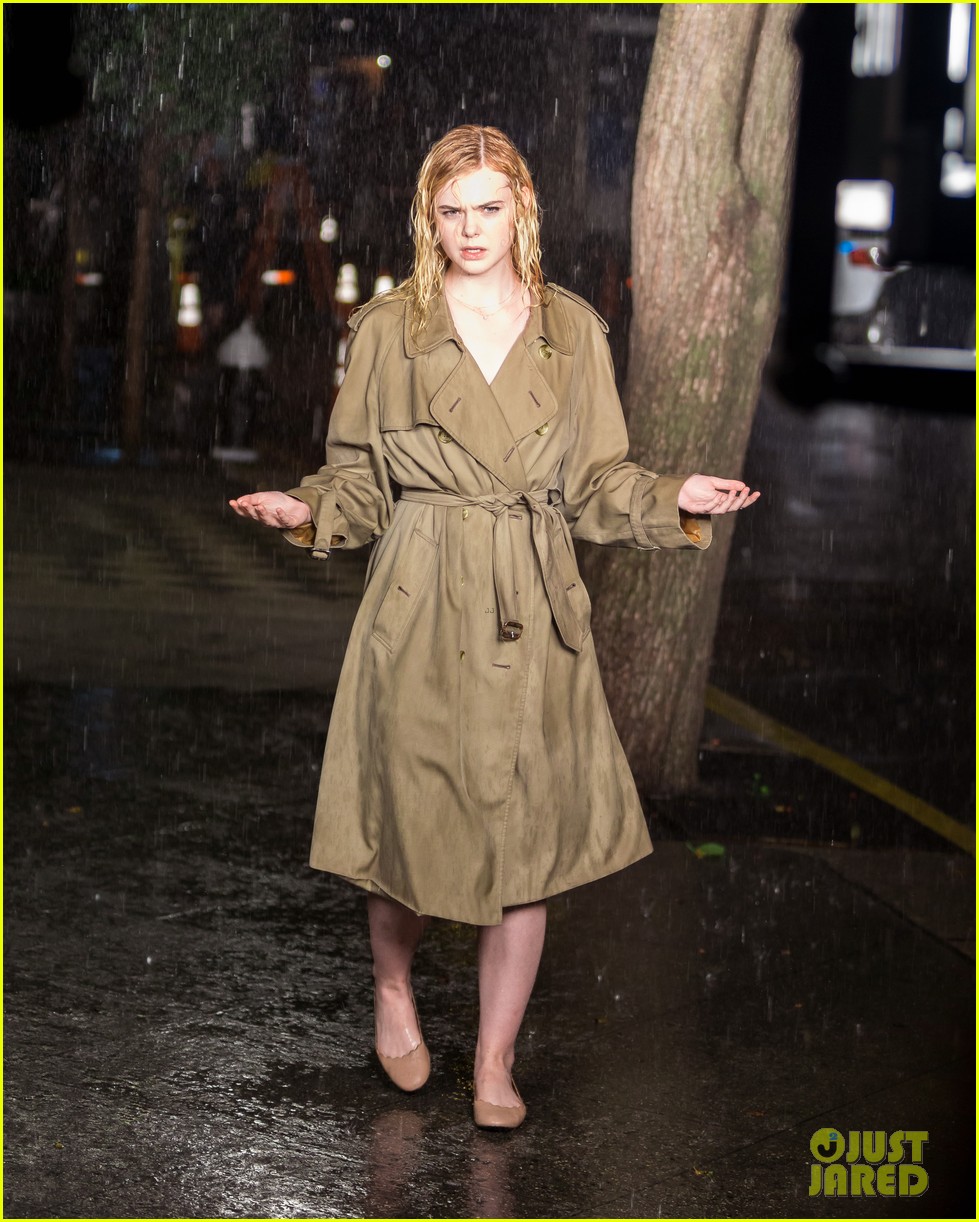 elle fanning braves the rain while filming woody allen movie 05