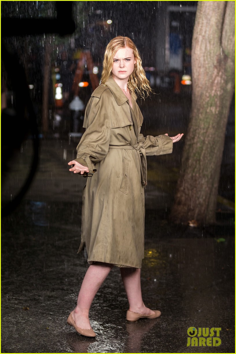 elle fanning braves the rain while filming woody allen movie 06