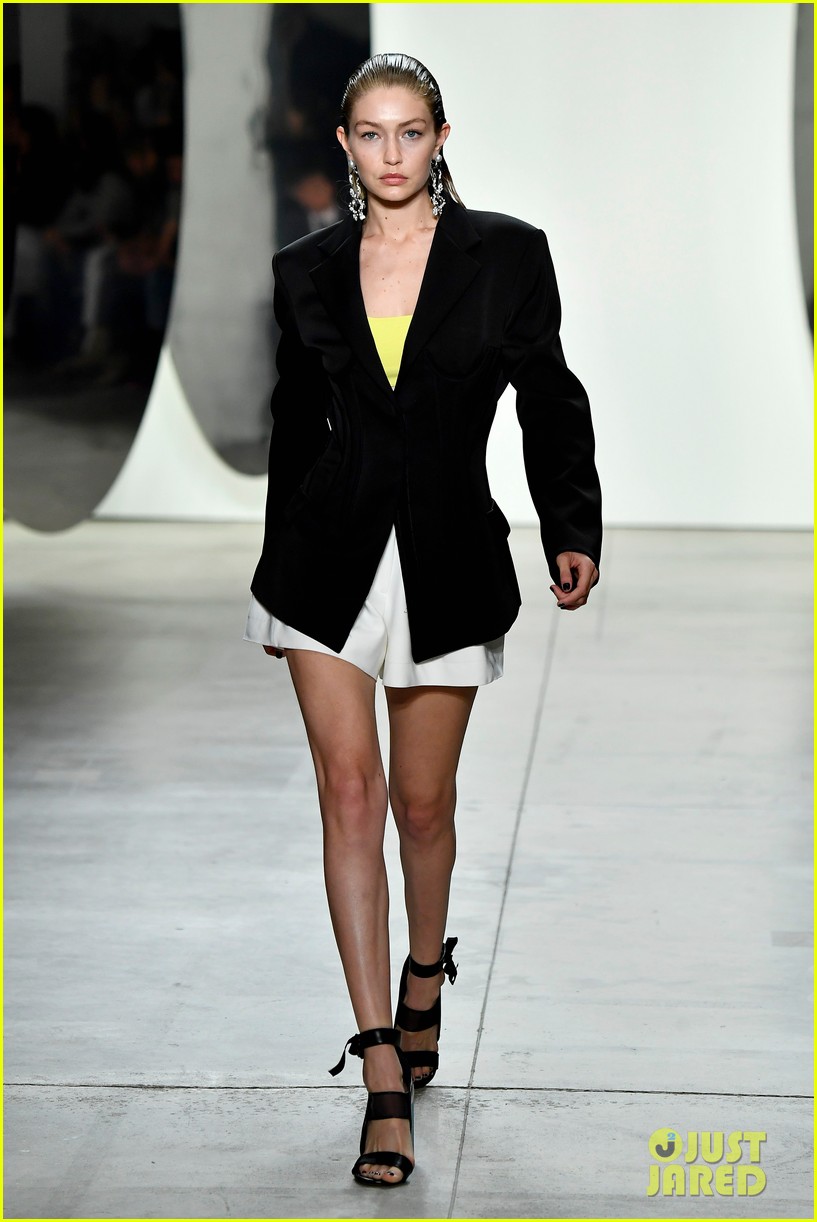 Gigi Bella Hadid Slay the Prabal Gurung Fashion Show Photo