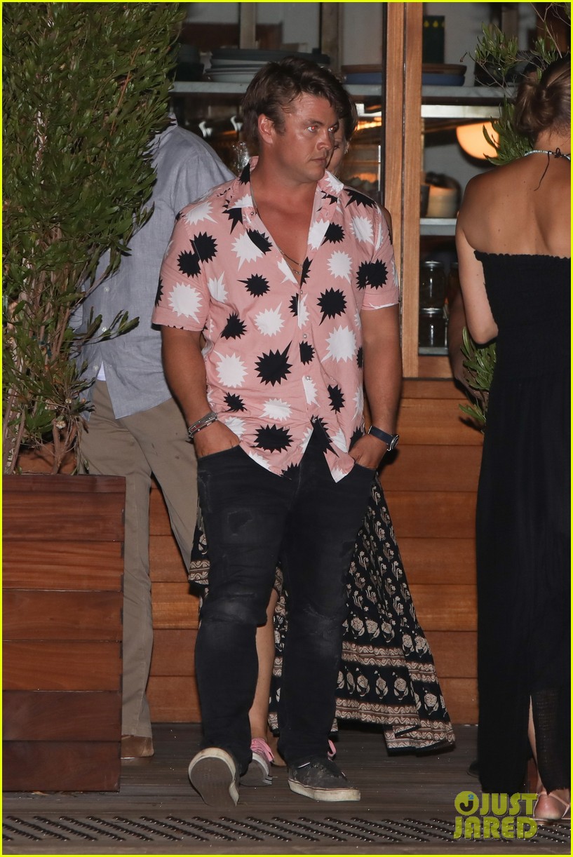 liam luke hemsworth grab dinner with friends and family 02