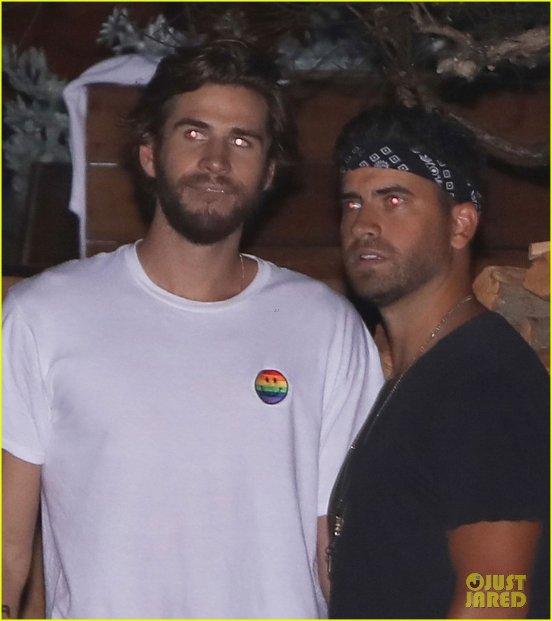 liam luke hemsworth grab dinner with friends and family 05
