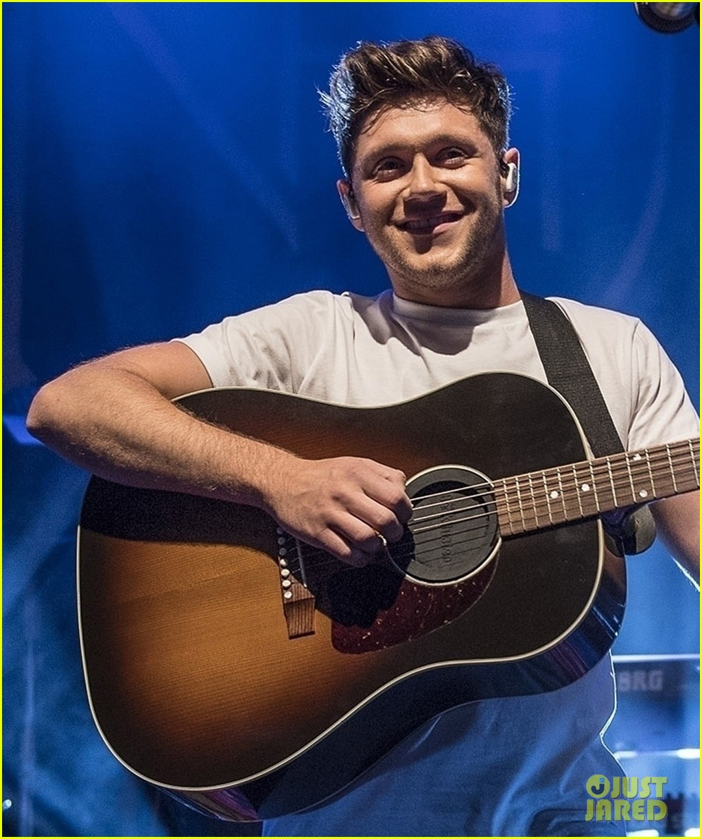 niall horan kicks off flickre sessions tour performs one direction song2 01