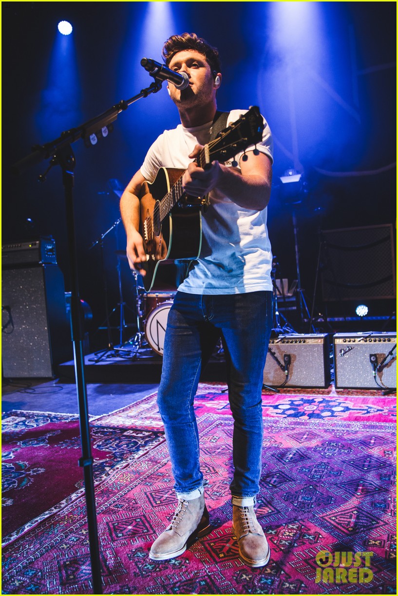 niall horan kicks off flickre sessions tour performs one direction song2 04