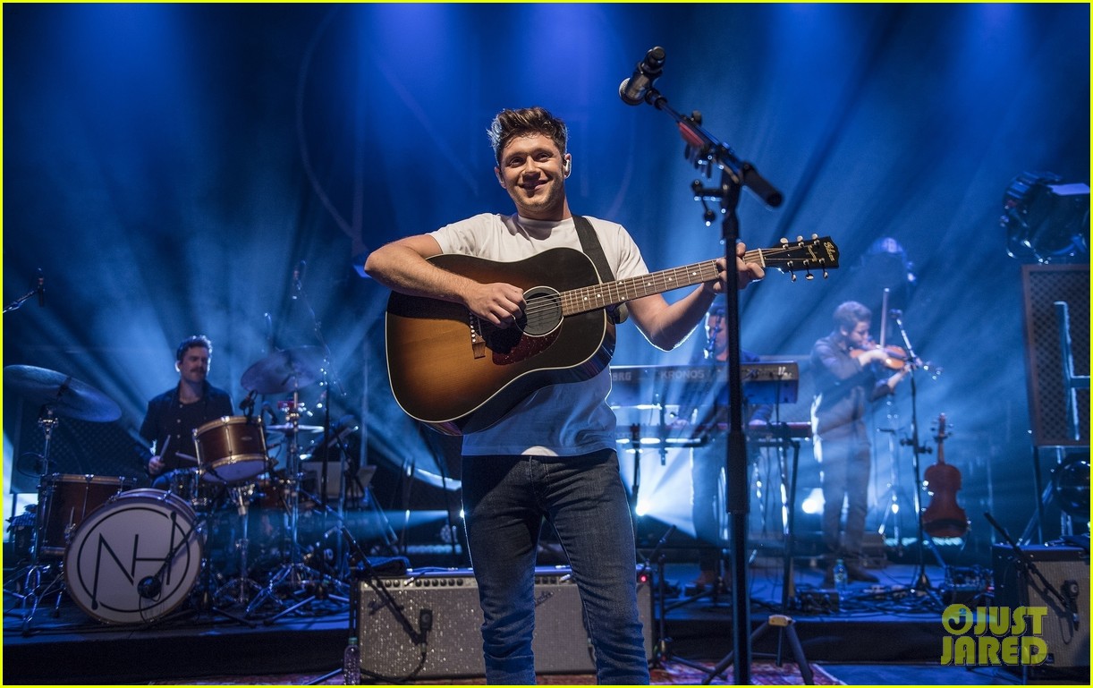 niall horan kicks off flickre sessions tour performs one direction song2 06