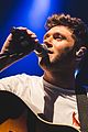 niall horan kicks off flickre sessions tour performs one direction song2 05