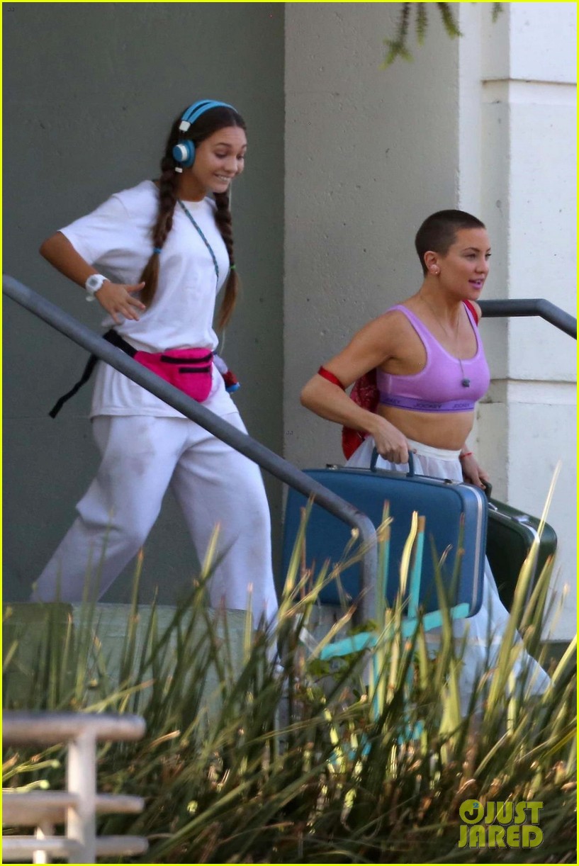 kate hudson puts her toned abs and shaved head on display while filming sister 05