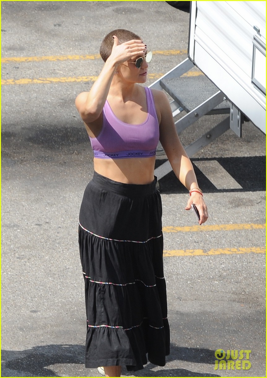 kate hudson puts her toned abs and shaved head on display while filming sister 12