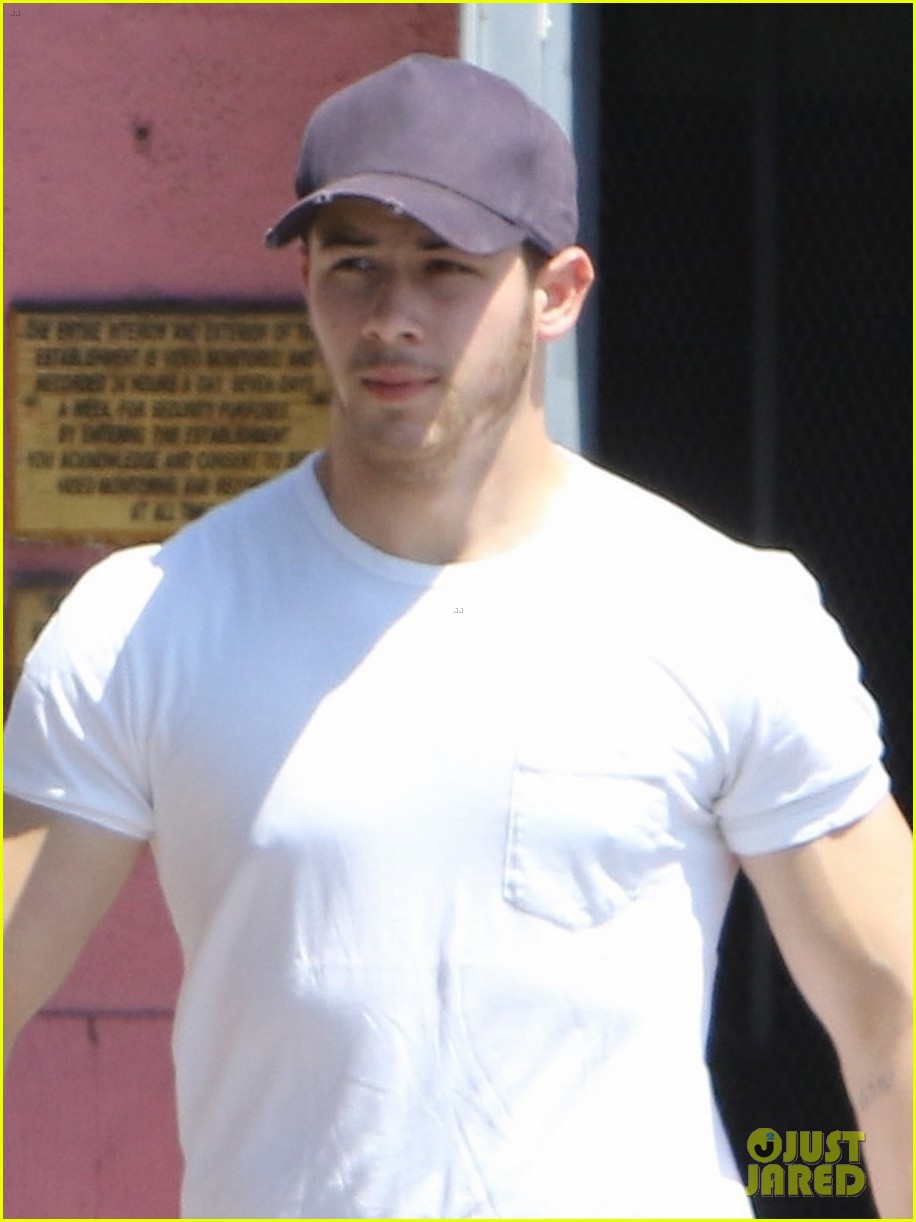 nick jonas shows off his bulging biceps after the gym 01