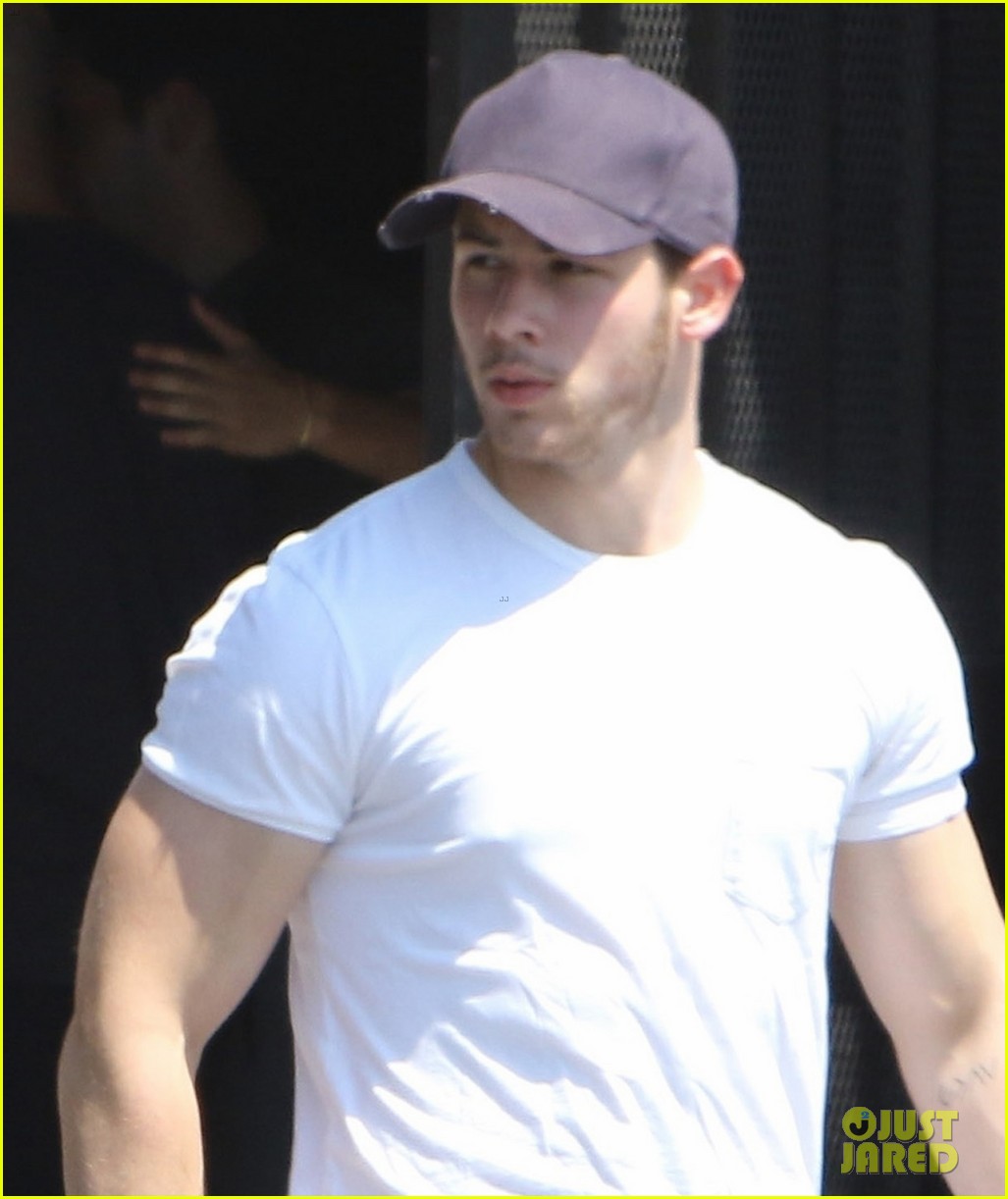 nick jonas shows off his bulging biceps after the gym 03