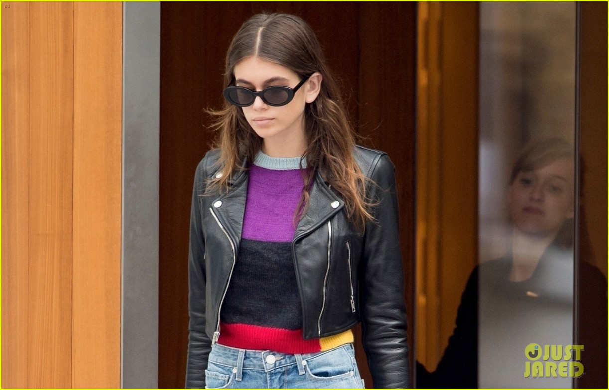 kaia gerber cindy crawford step out in london 01