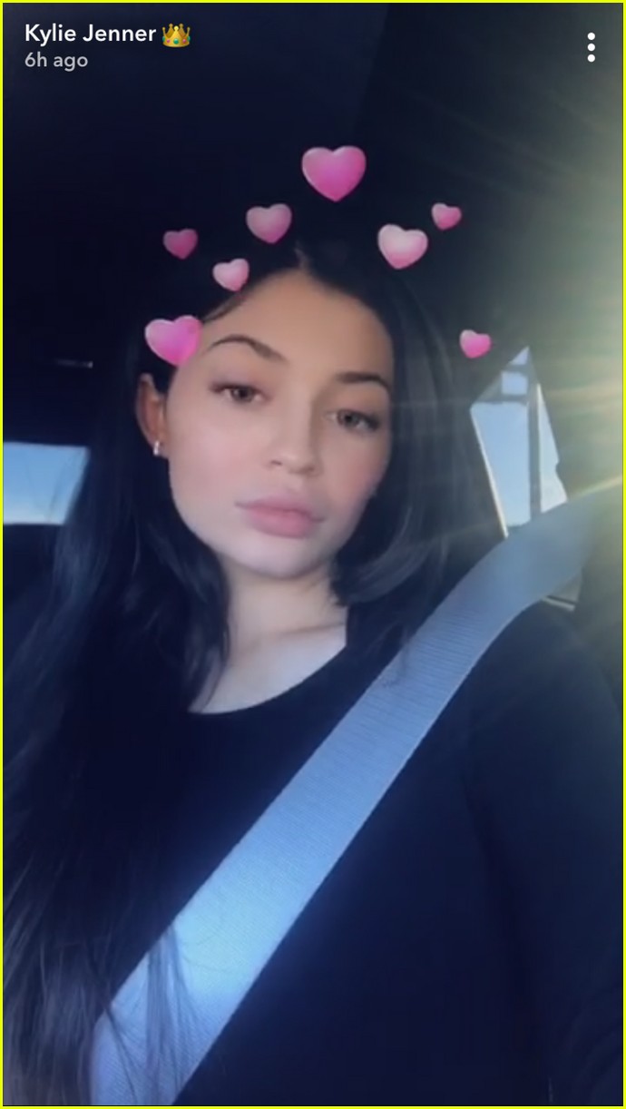 pregnant kylie jenners barely there baby bump 02
