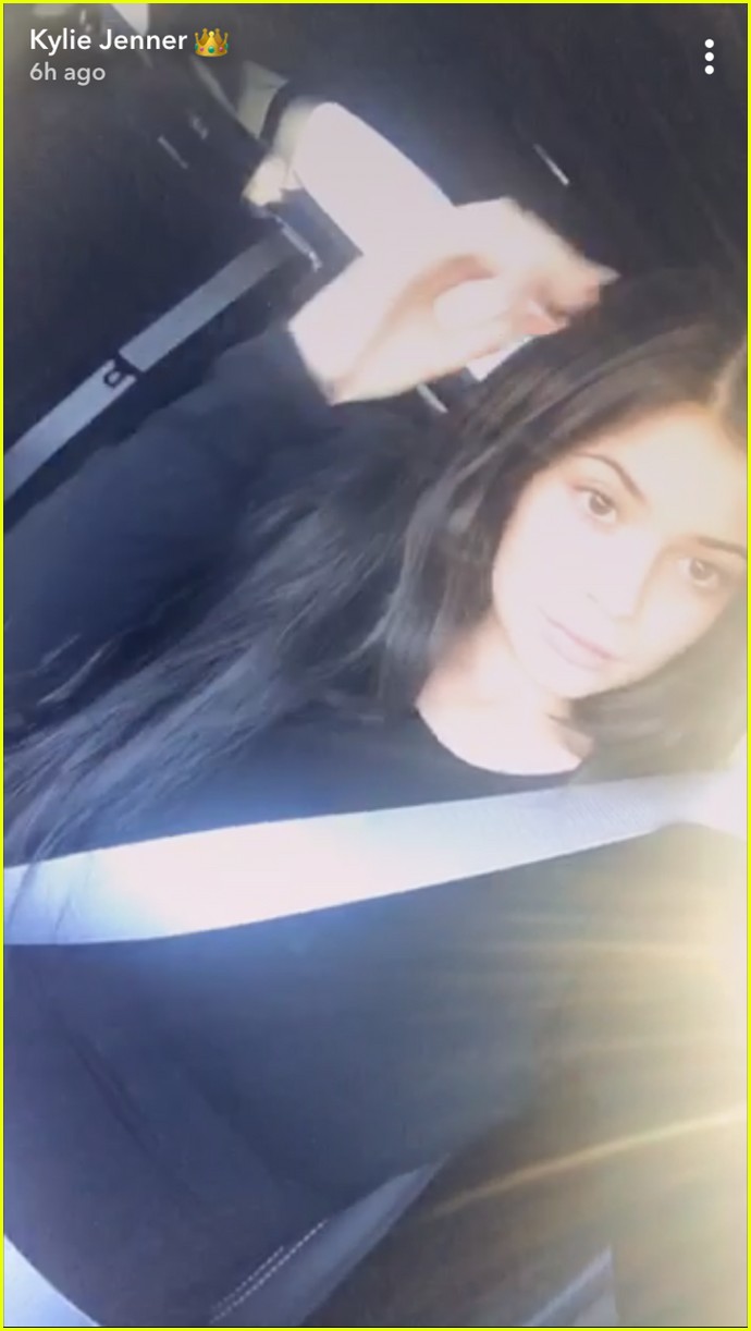 pregnant kylie jenners barely there baby bump 04