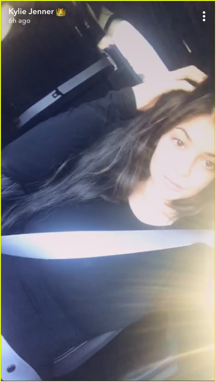 pregnant kylie jenners barely there baby bump 07