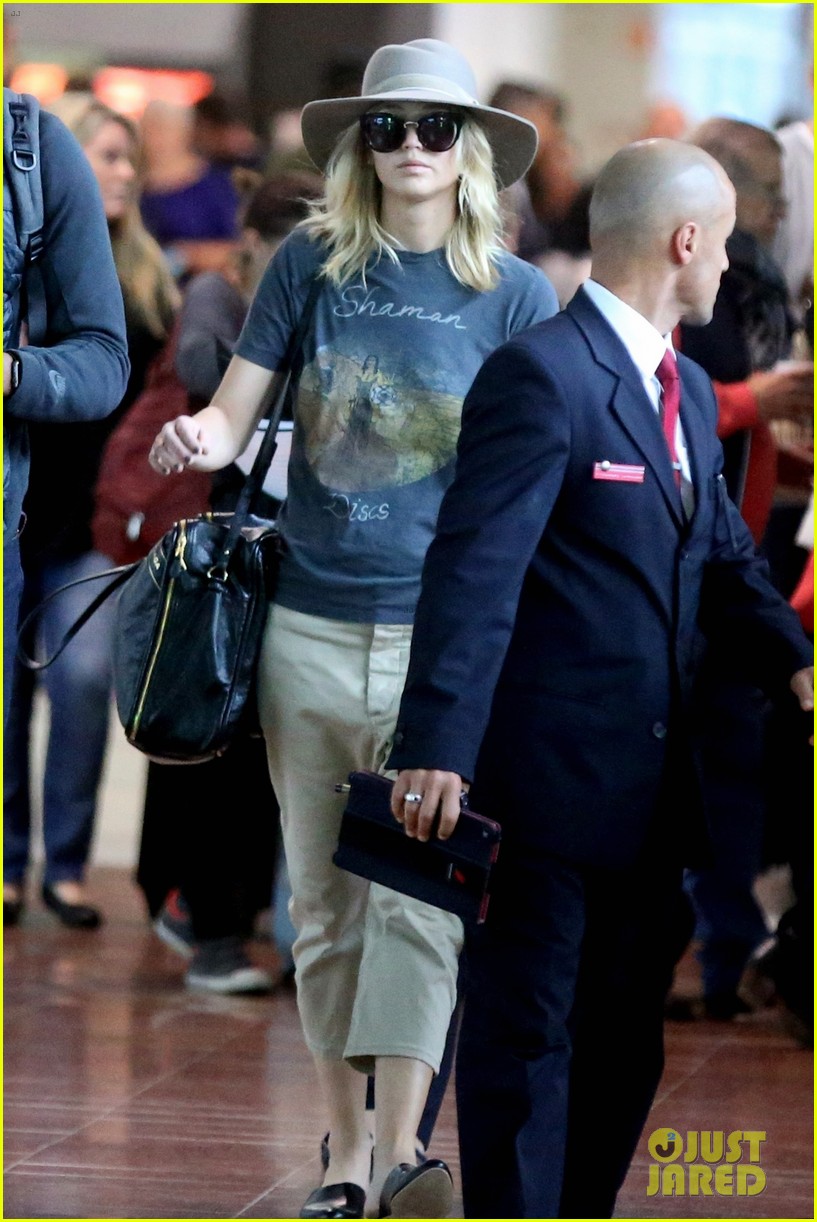 jennifer lawrence touches down in paris for fashion week 04