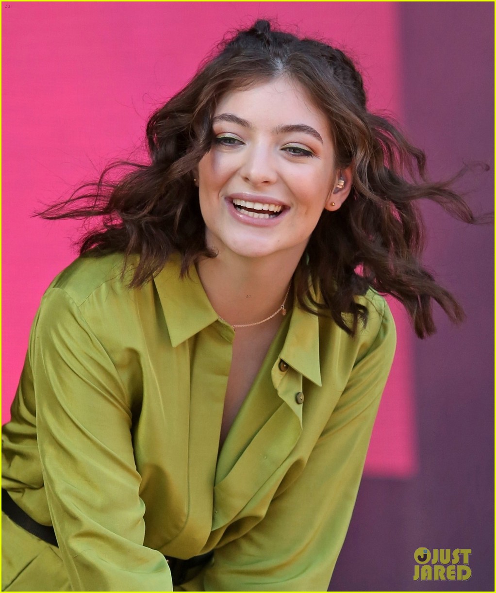 lorde performs at iheartradio event 02