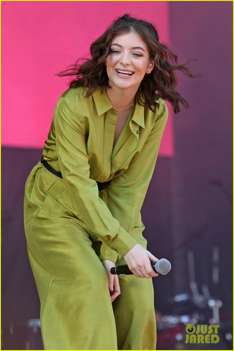 lorde performs at iheartradio event 05