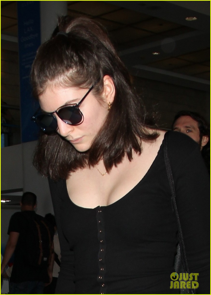 lorde keeps her head low for her flight out of town 02