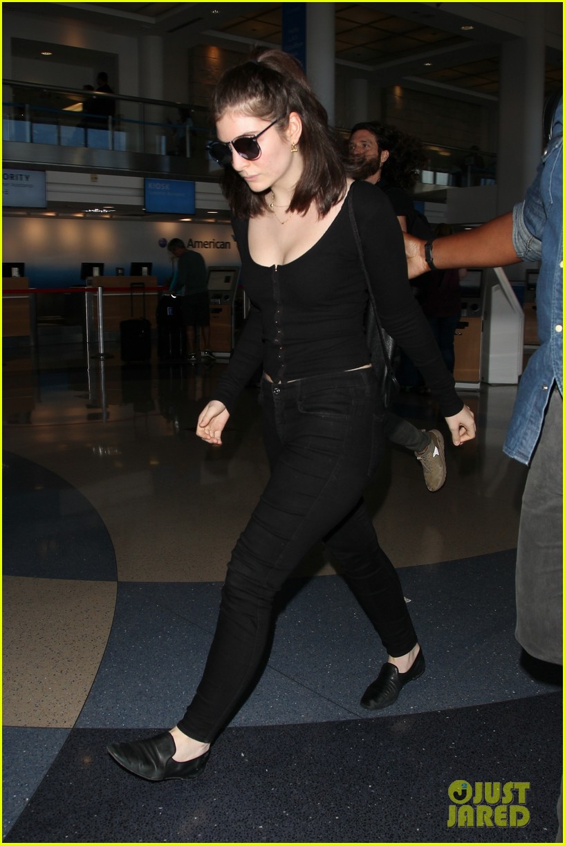 lorde keeps her head low for her flight out of town 07