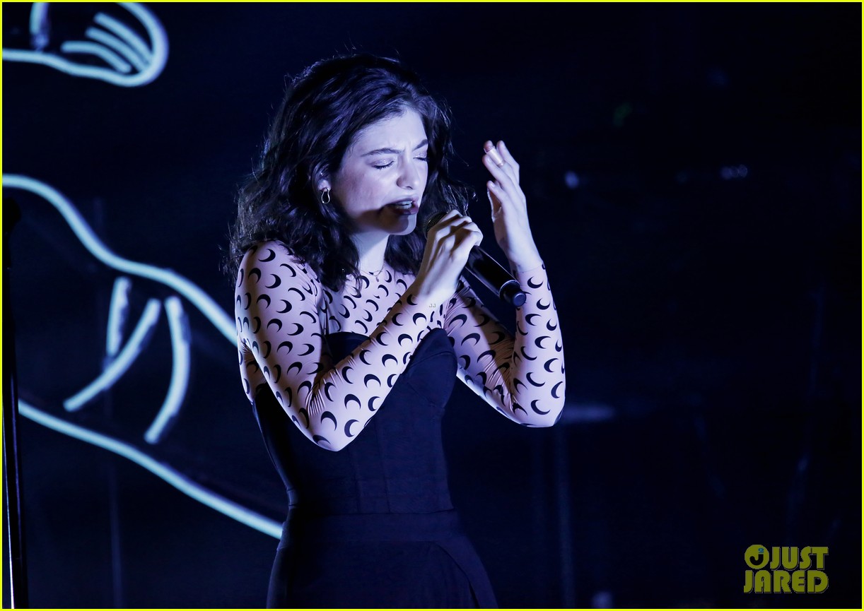 lorde gets major praise from khalid after kicking off melodrama world tour 11