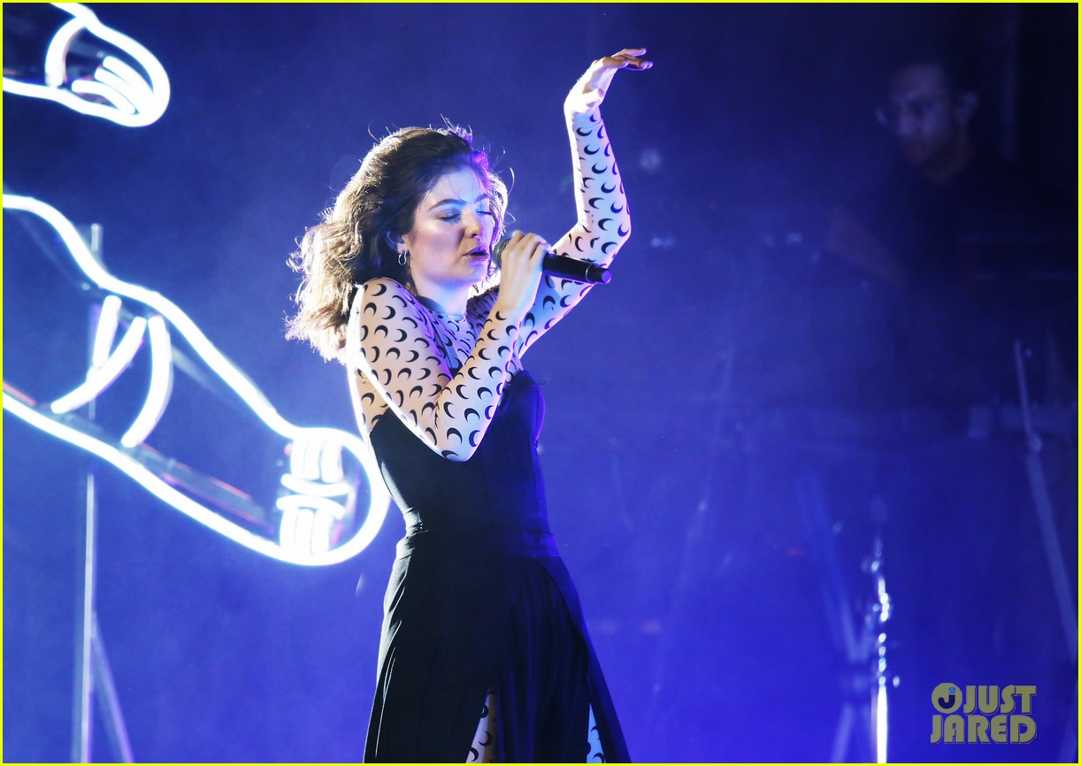 lorde gets major praise from khalid after kicking off melodrama world tour 12