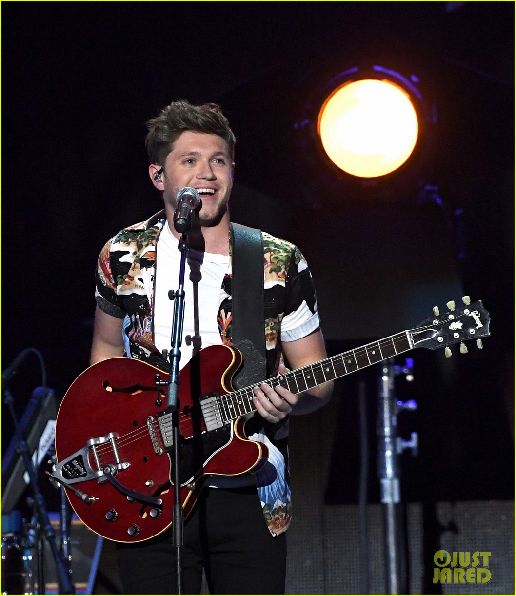 niall horan louis tomlinson take the stage separately at iheartradio music festival 01