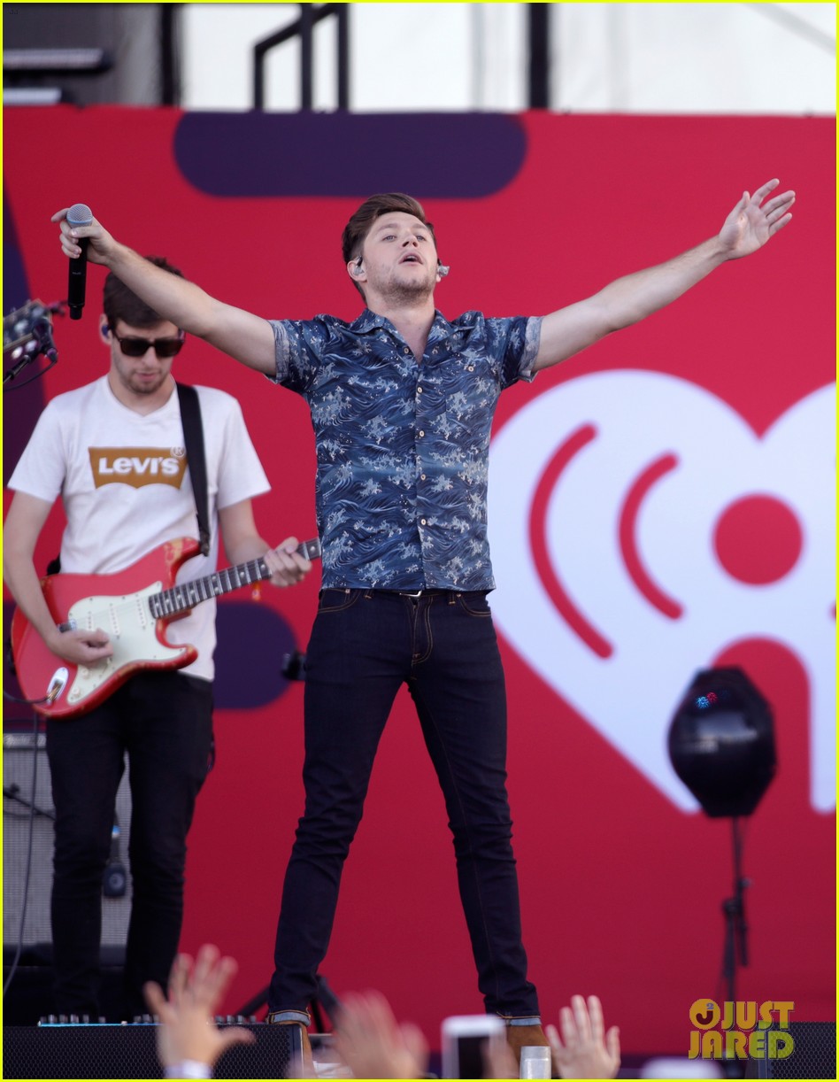 niall horan louis tomlinson take the stage separately at iheartradio music festival 07