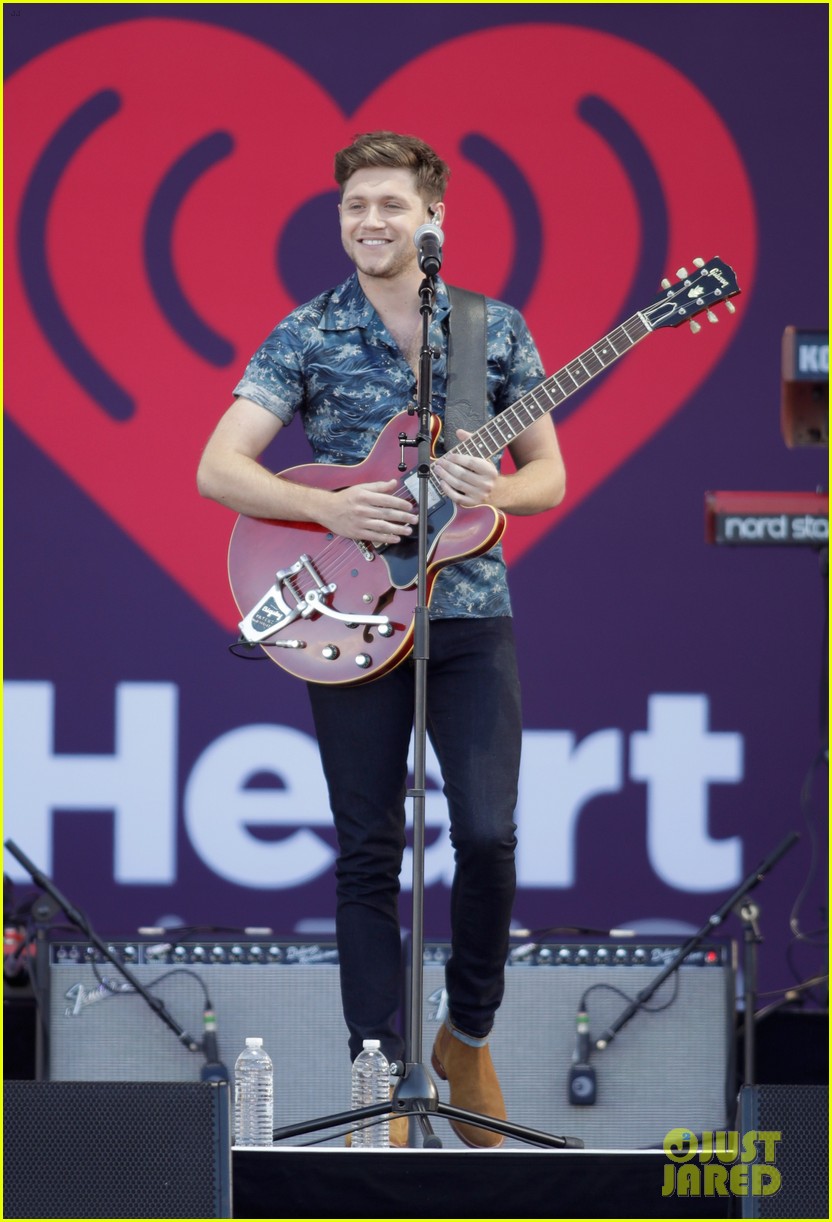 niall horan louis tomlinson take the stage separately at iheartradio music festival 08