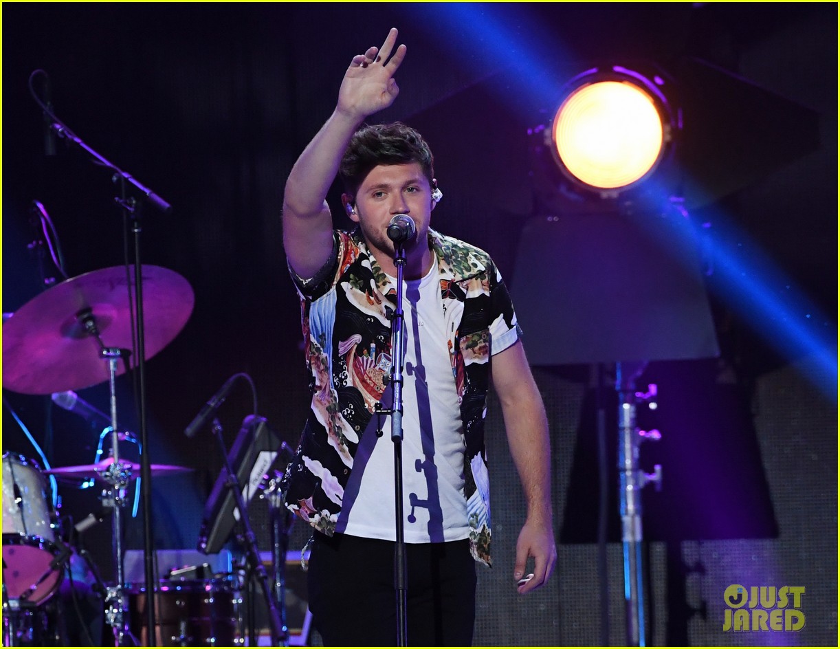 niall horan louis tomlinson take the stage separately at iheartradio music festival 12