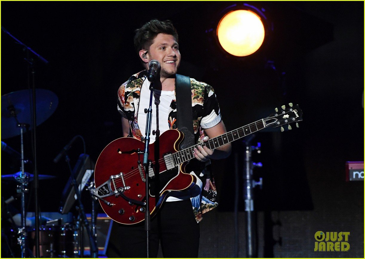 niall horan louis tomlinson take the stage separately at iheartradio music festival 13