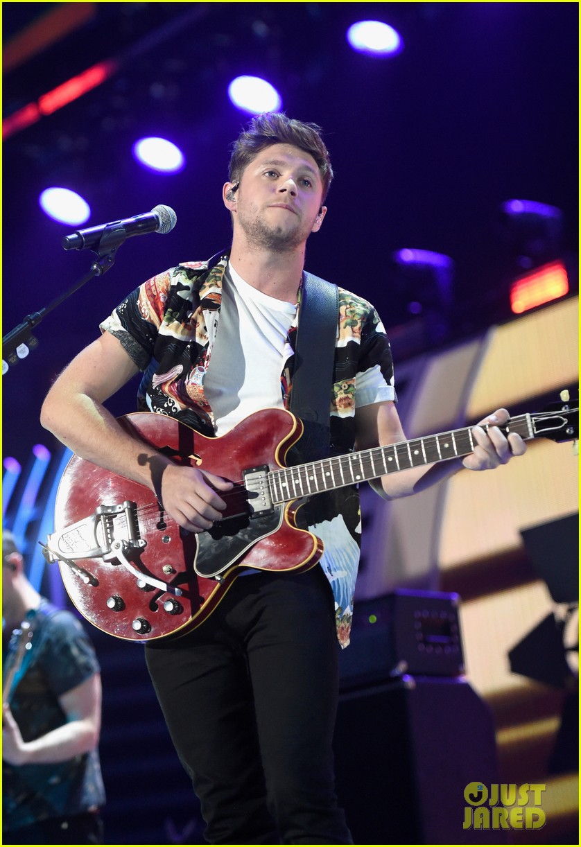 niall horan louis tomlinson take the stage separately at iheartradio music festival 16