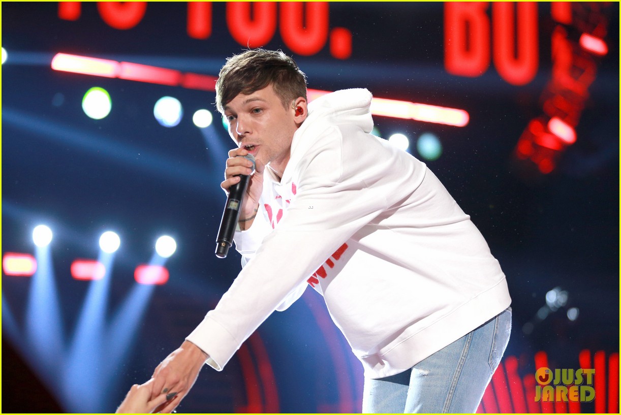 niall horan louis tomlinson take the stage separately at iheartradio music festival 23