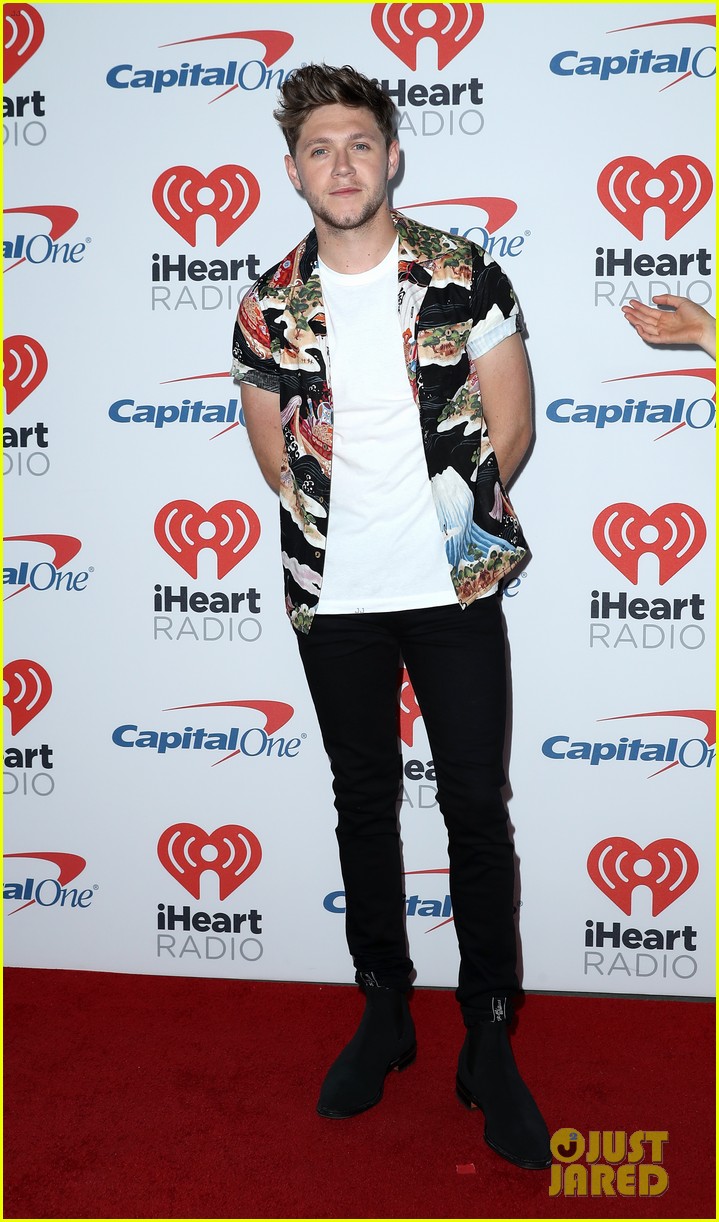 niall horan louis tomlinson take the stage separately at iheartradio music festival 32