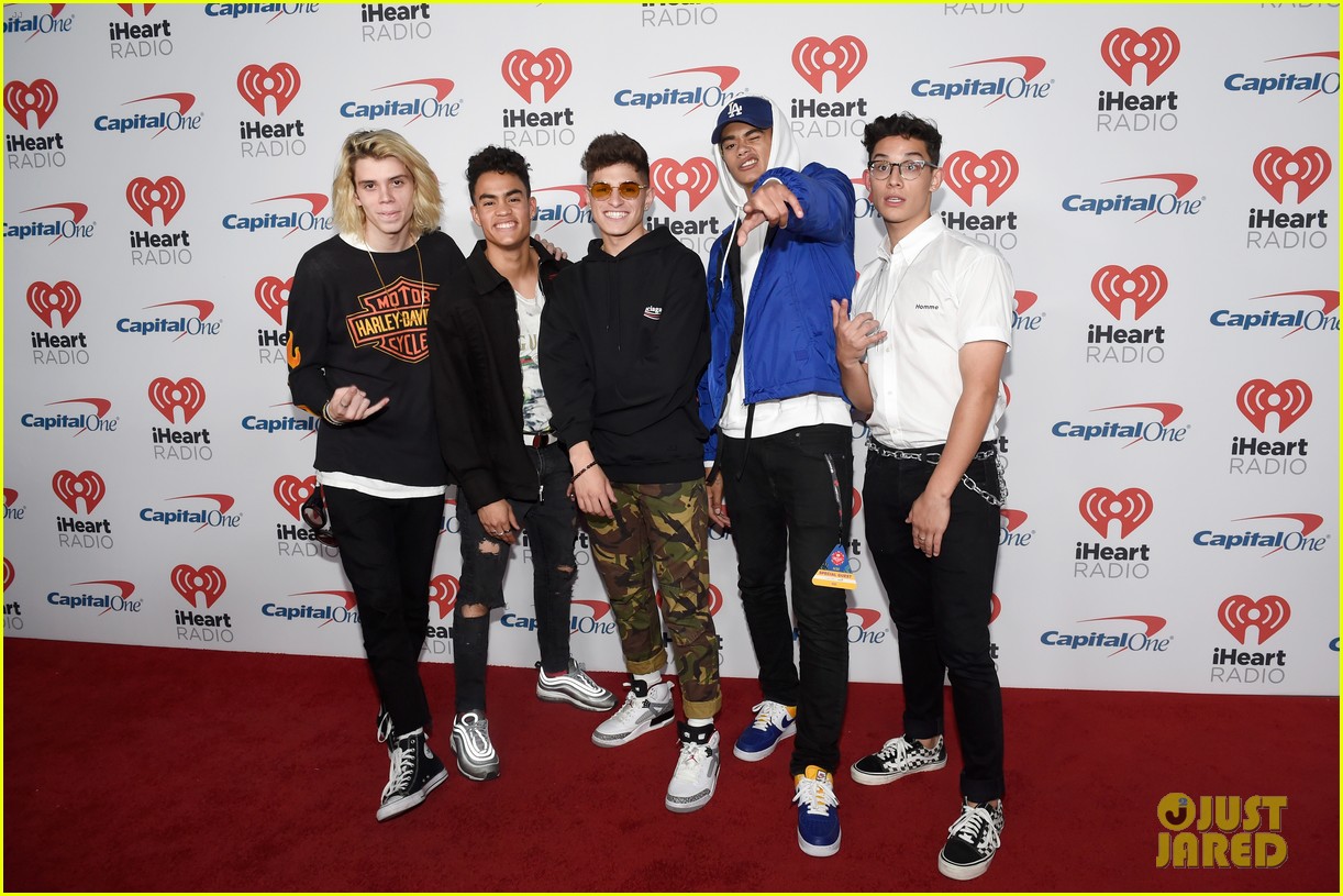 prettymuch poses with pizza cuddles with puppies at iheartradio music festival 01