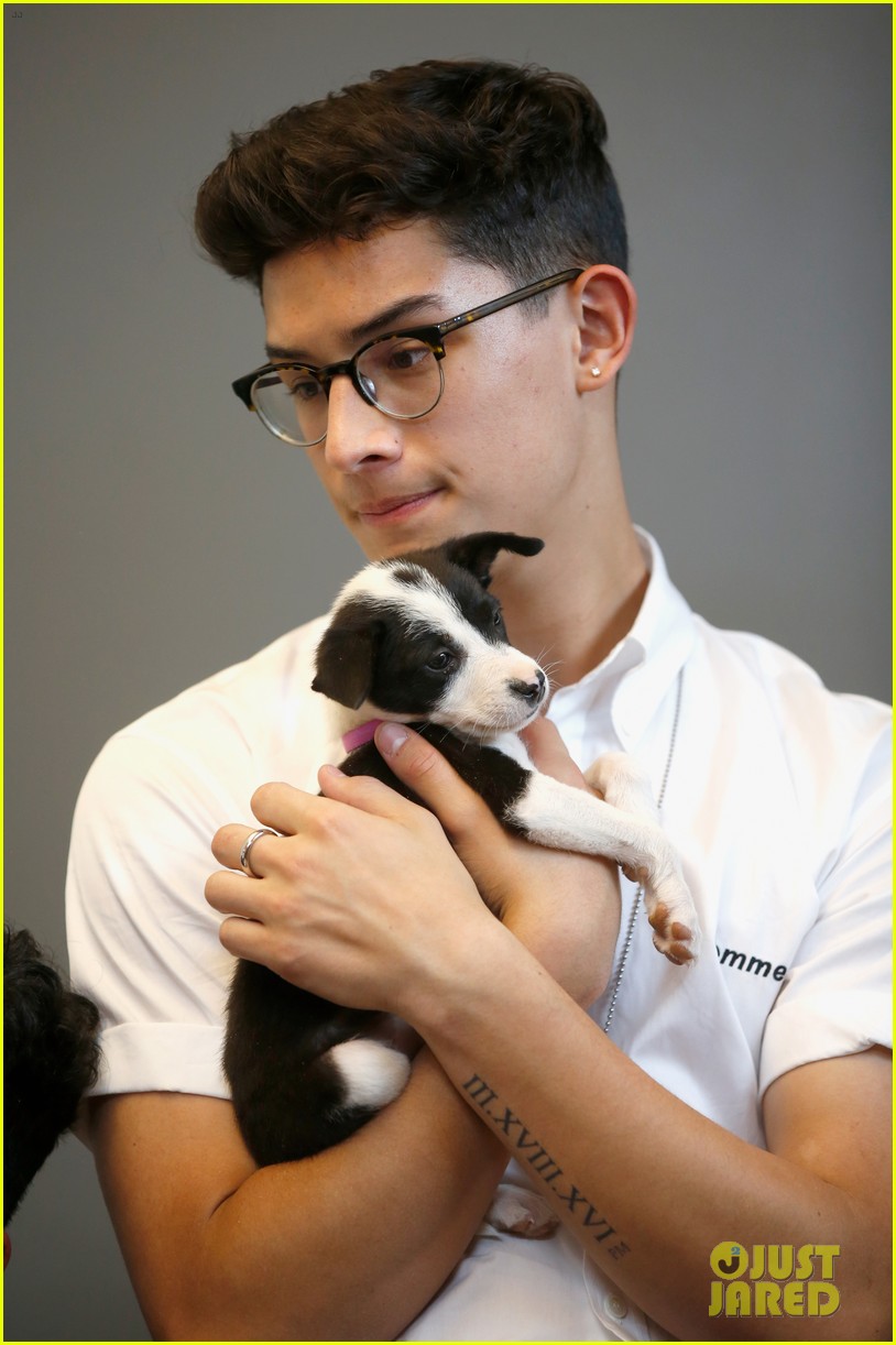 prettymuch poses with pizza cuddles with puppies at iheartradio music festival 02
